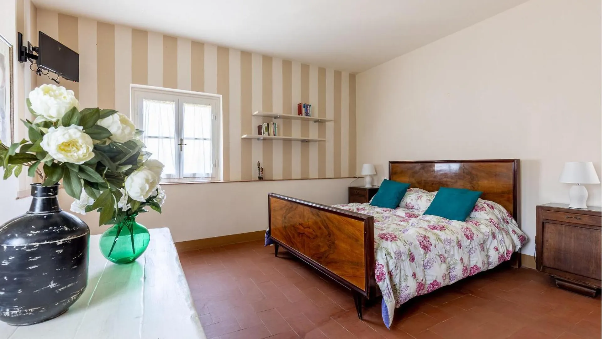 Stunning Home In Capannori With Kitchen